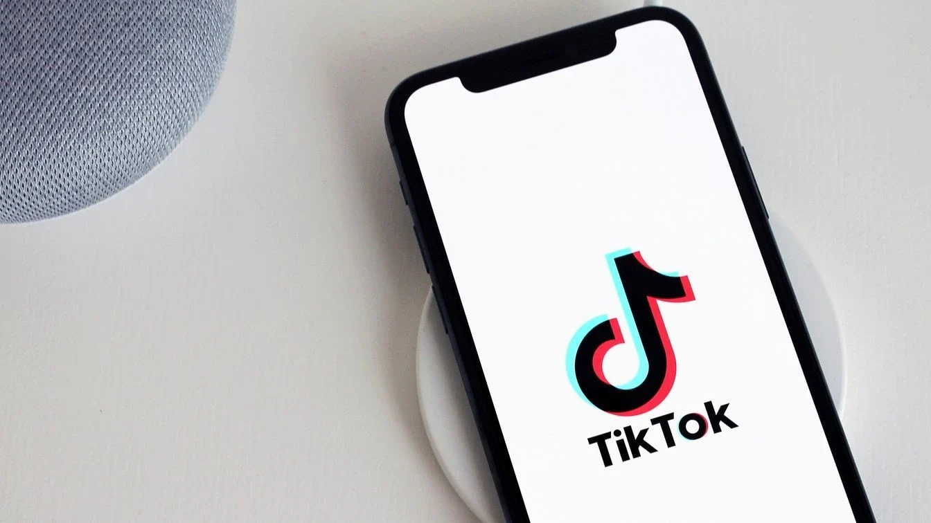 Người dùng TikTok Việt Nam tham gia challenge thông qua tính năng duet và stitch