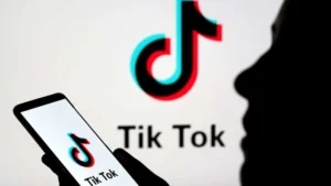 TikTok là một nền tảng mạng xã hội video ngắn, cho phép người dùng tạo, chia sẻ và xem các clip ngắn từ 15 đến 60 giây